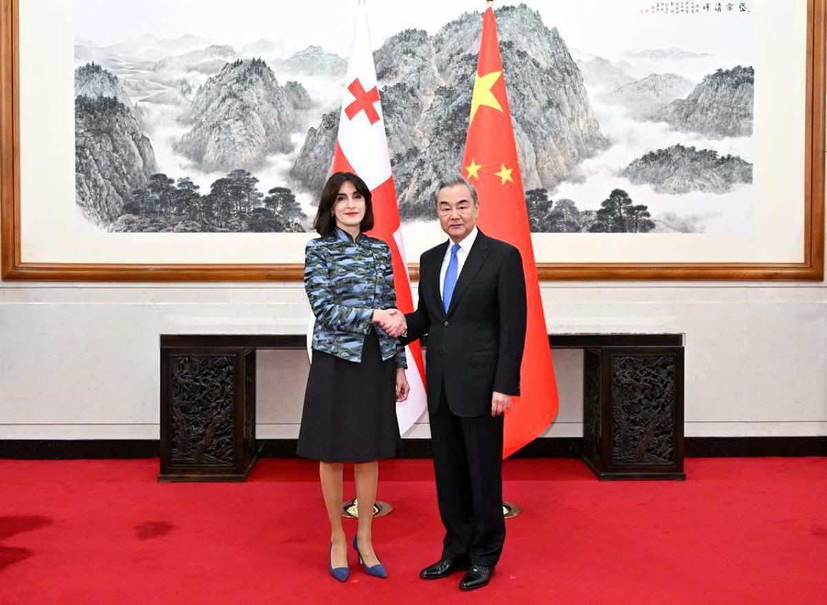 Çin ve Gürcistan Dışişleri Bakanları Stratejik İlişkileri Geliştirdi