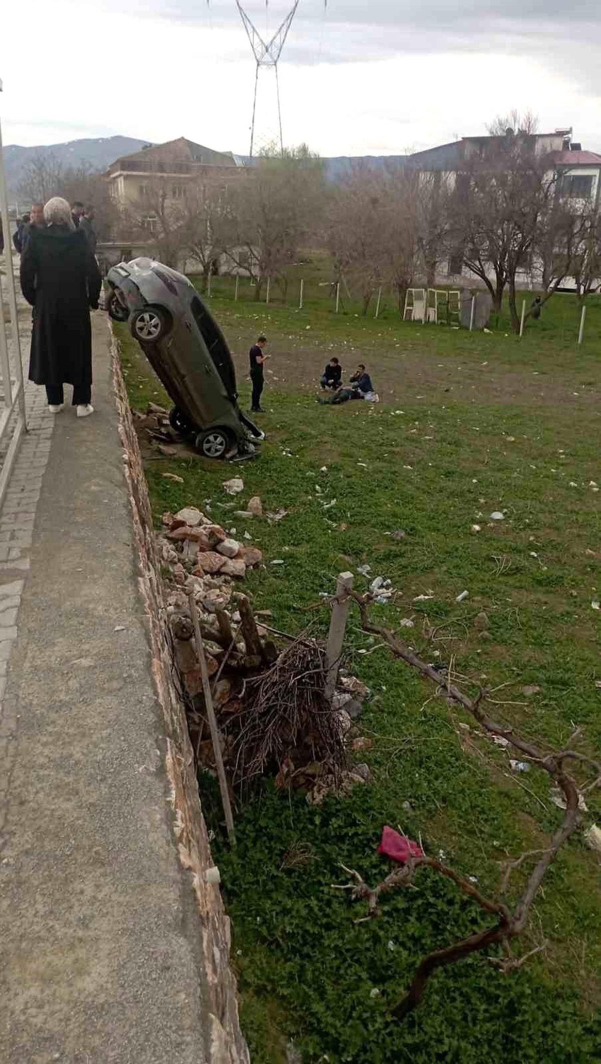 Elazığ’da otomobil şarampole uçtu: 1 yaralı