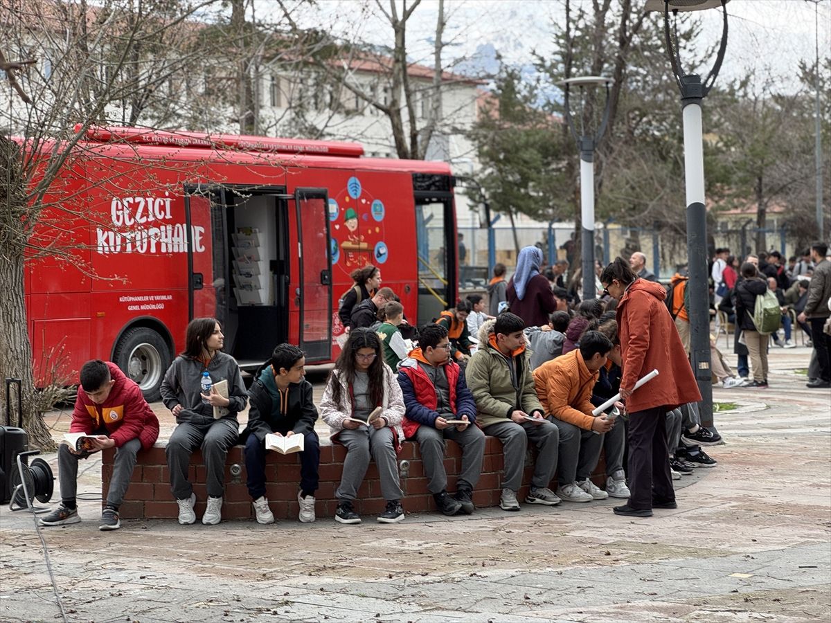 Erzincan’da öğrenciler Kütüphane Haftası’nı açık havada kitap okuyarak kutladı