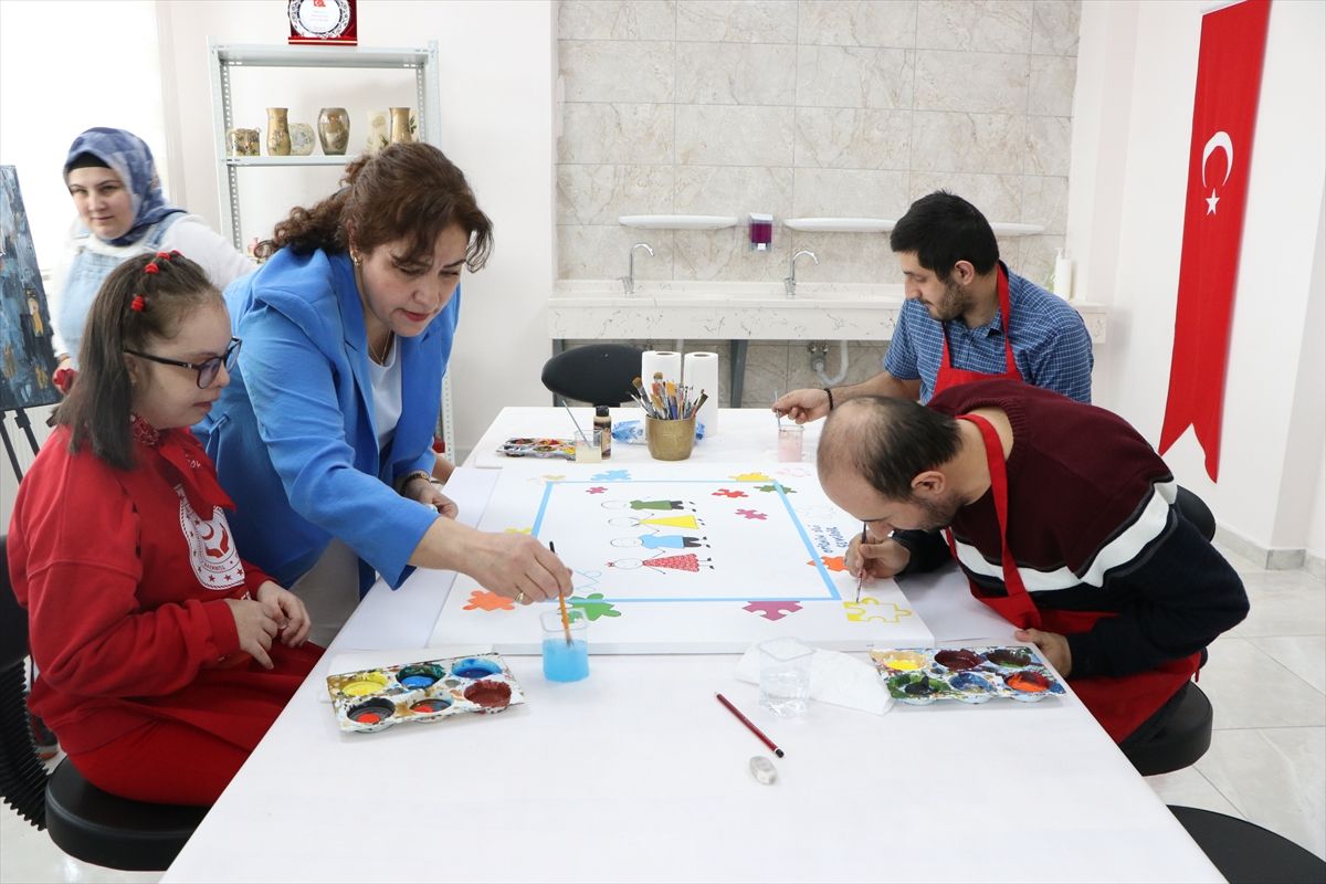 Erzurum’da özel bireyler gökyüzüne bıraktıkları mavi balonlarla otizme dikkati çekti