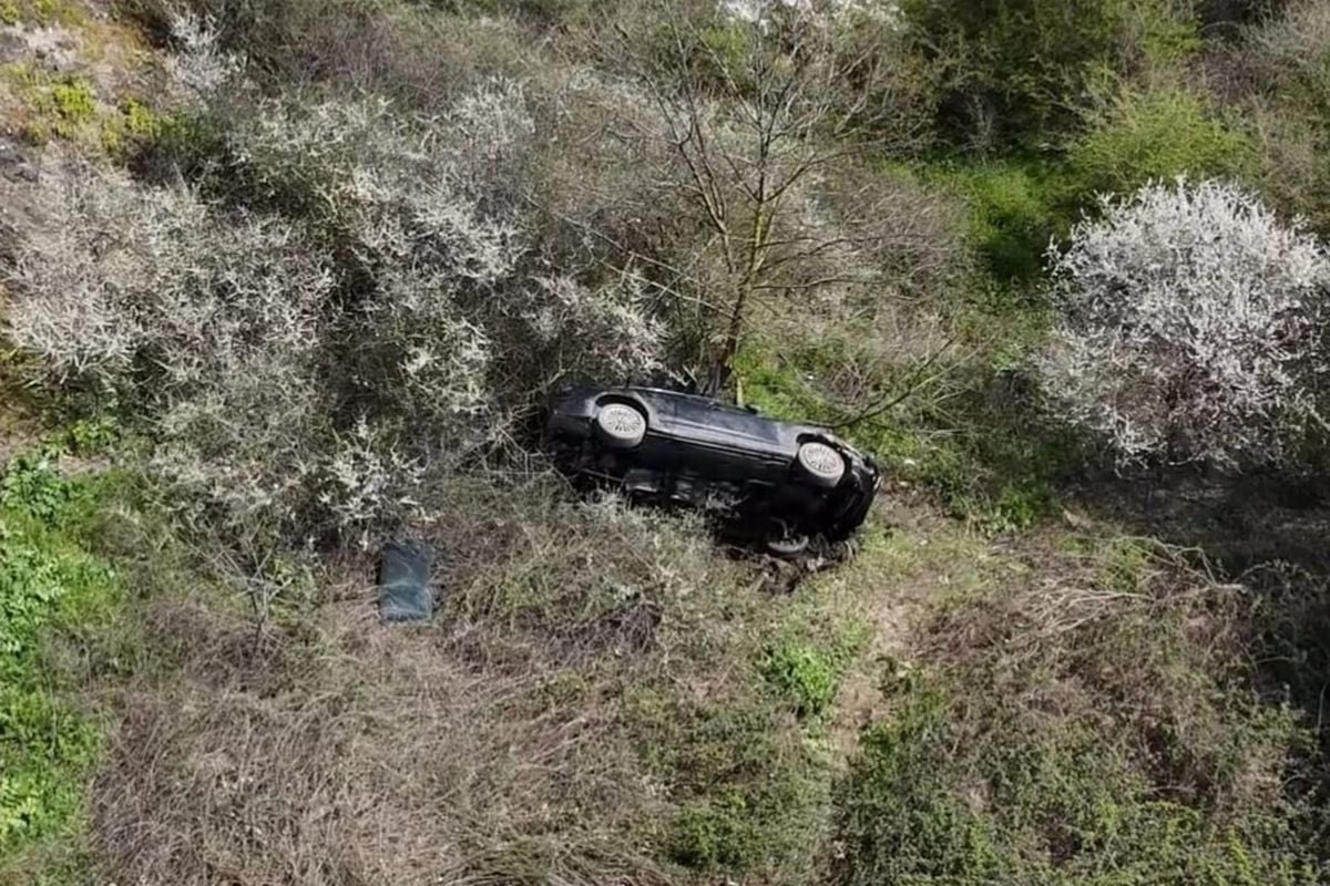 Eyüpsultan’da otomobil ormanlık alana uçtu; sürücü araçta sıkıştı
