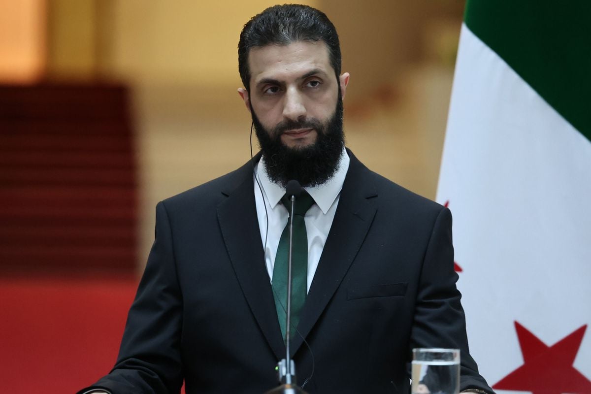 İngiltere, Suriye Cumhurbaşkanı Şara’ya uygulanan yaptırımları kaldırdı