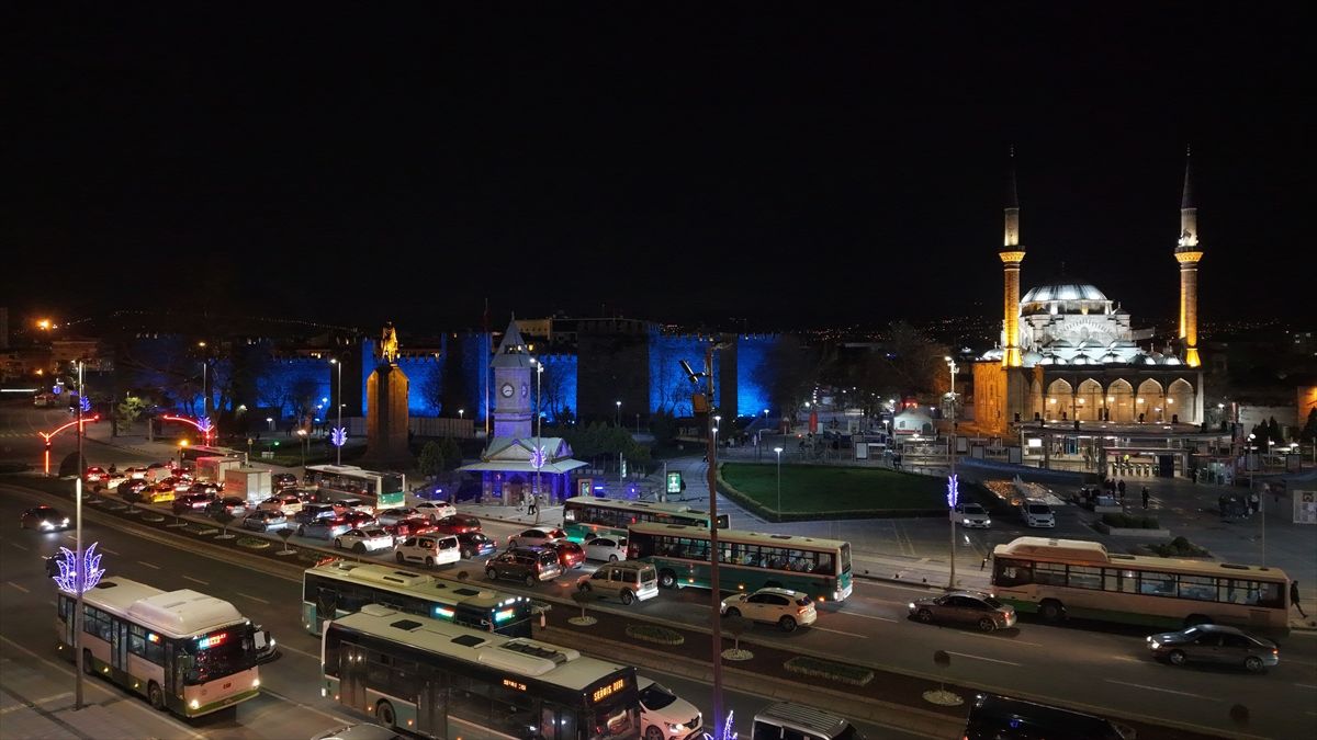 Kayseri’de tarihi yapılar otizmliler için mavi ışıkla aydınlatıldı