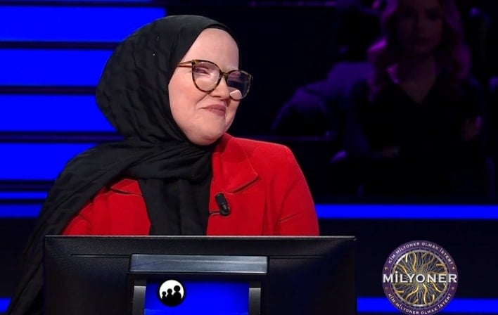 Kim Milyoner’de duygulandıran anlar: Albinolu yarışmacı zorbalığı gözyaşlarıyla anlattı