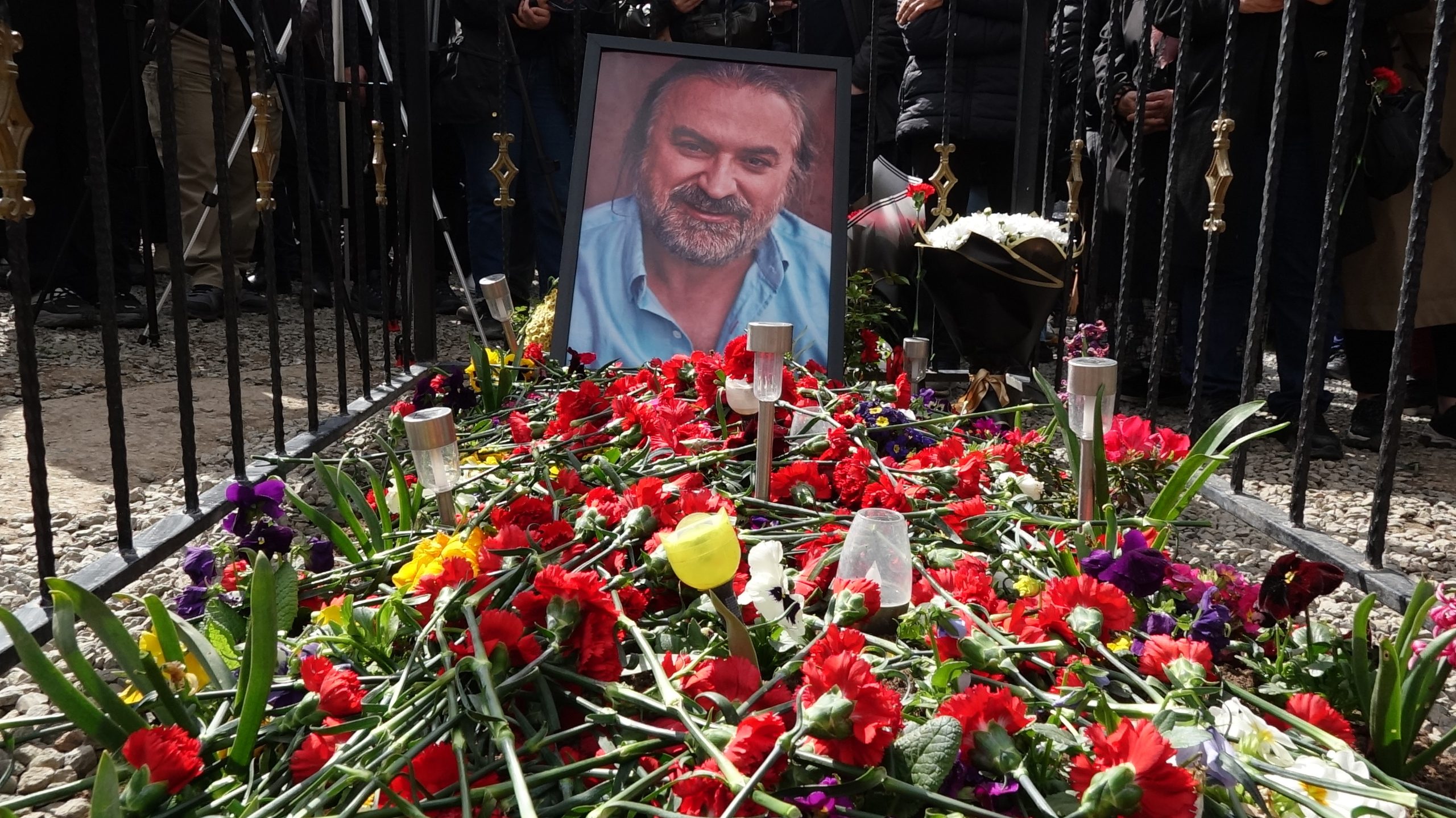 ”Kuzeyin Oğlu” Volkan Konak’ın ölüm yıl dönümünde yüzlerce kişi mezarına akın etti