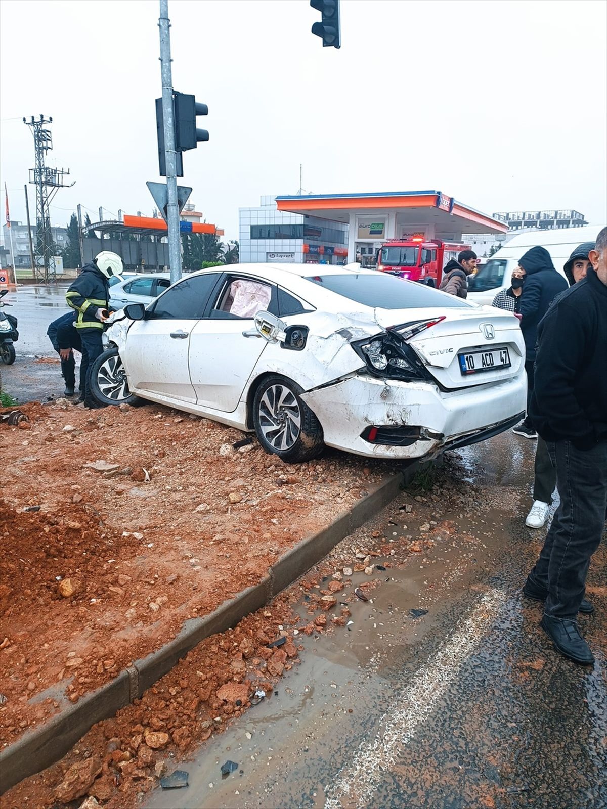 Mardin’de kamyonla otomobilin çarpıştığı kazada 2 kişi yaralandı