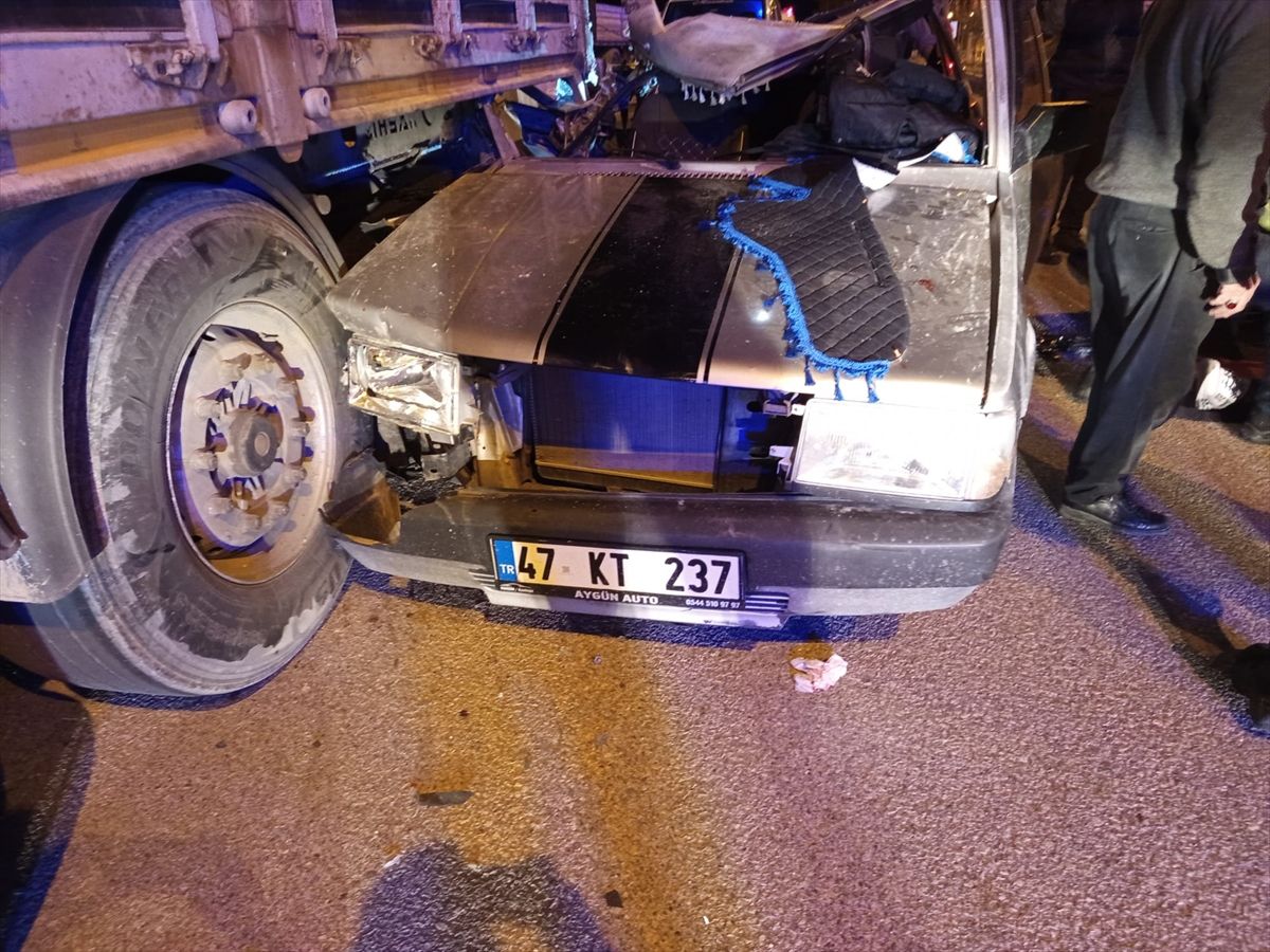 Mardin’de park halindeki tıra çarpan otomobildeki 5 kişi yaralandı