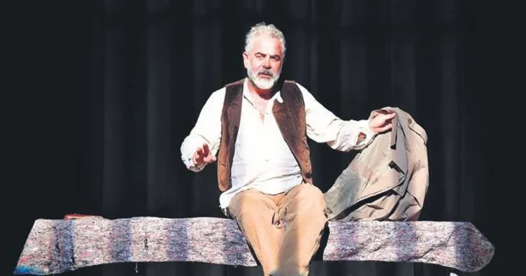 Okur, tiyatro gününde yine sahnedeydi