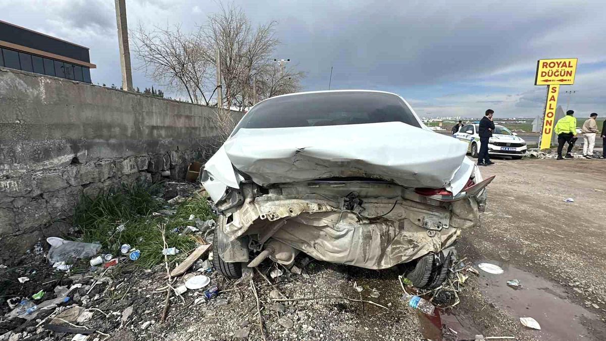 Otomobil yayaya çarptı: 1’i ağır 2 yaralı