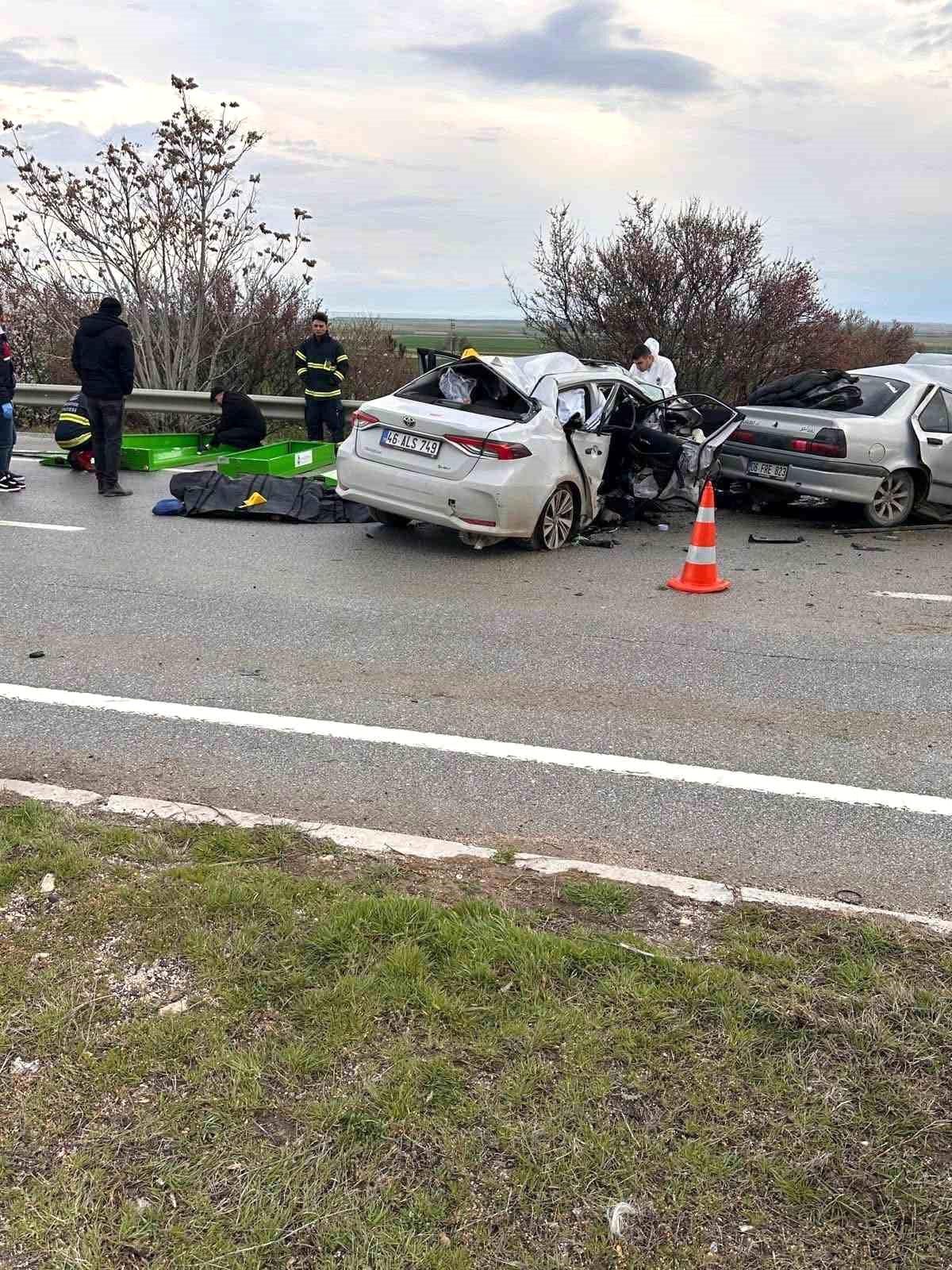 Polatlı’da iki otomobil kafa kafaya çarpıştı: 4 ölü