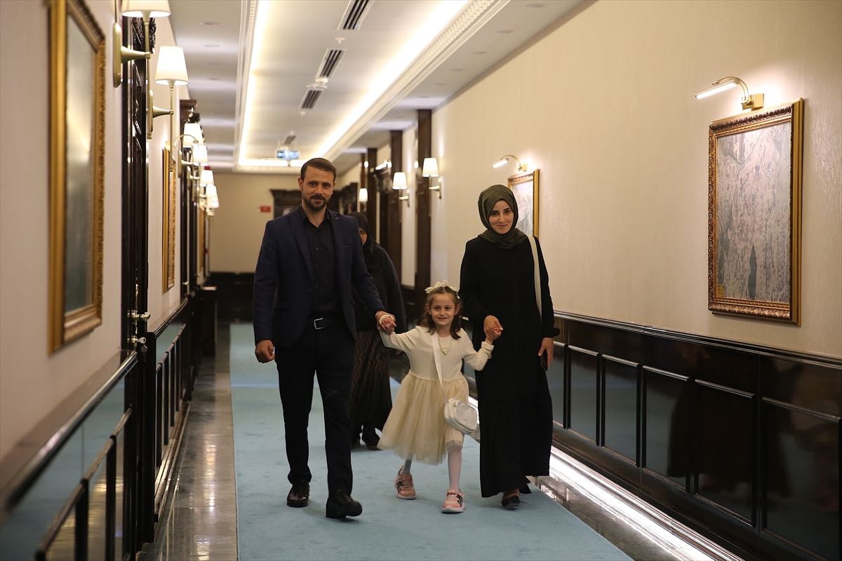 Protez bacakla yeniden yürümeye başlayan Zeynep, Hatay Valisi Masatlı’yı ziyaret etti