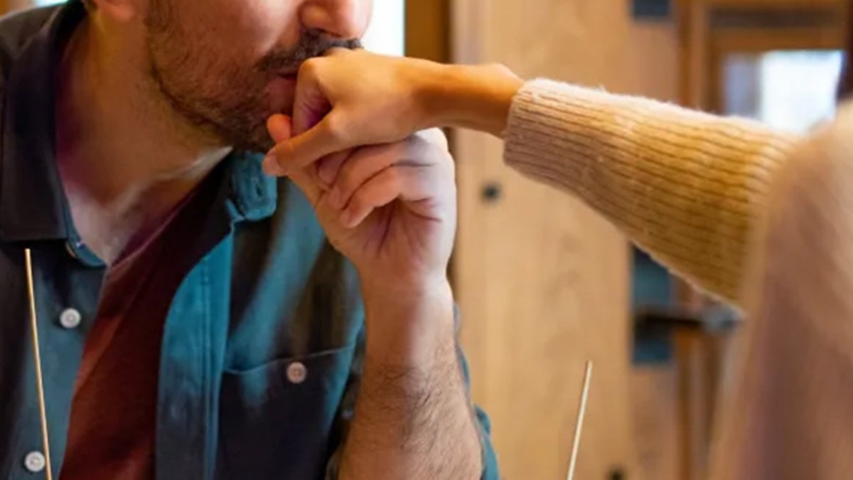 Kadının elini öptü! Cinsel saldırıdan ceza yedi