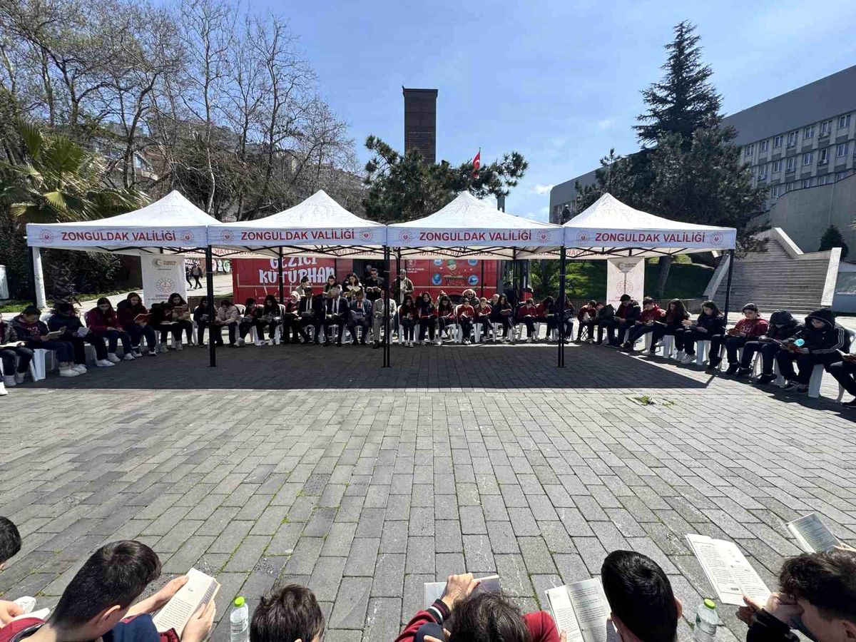 Sahil bandında kitap okudular