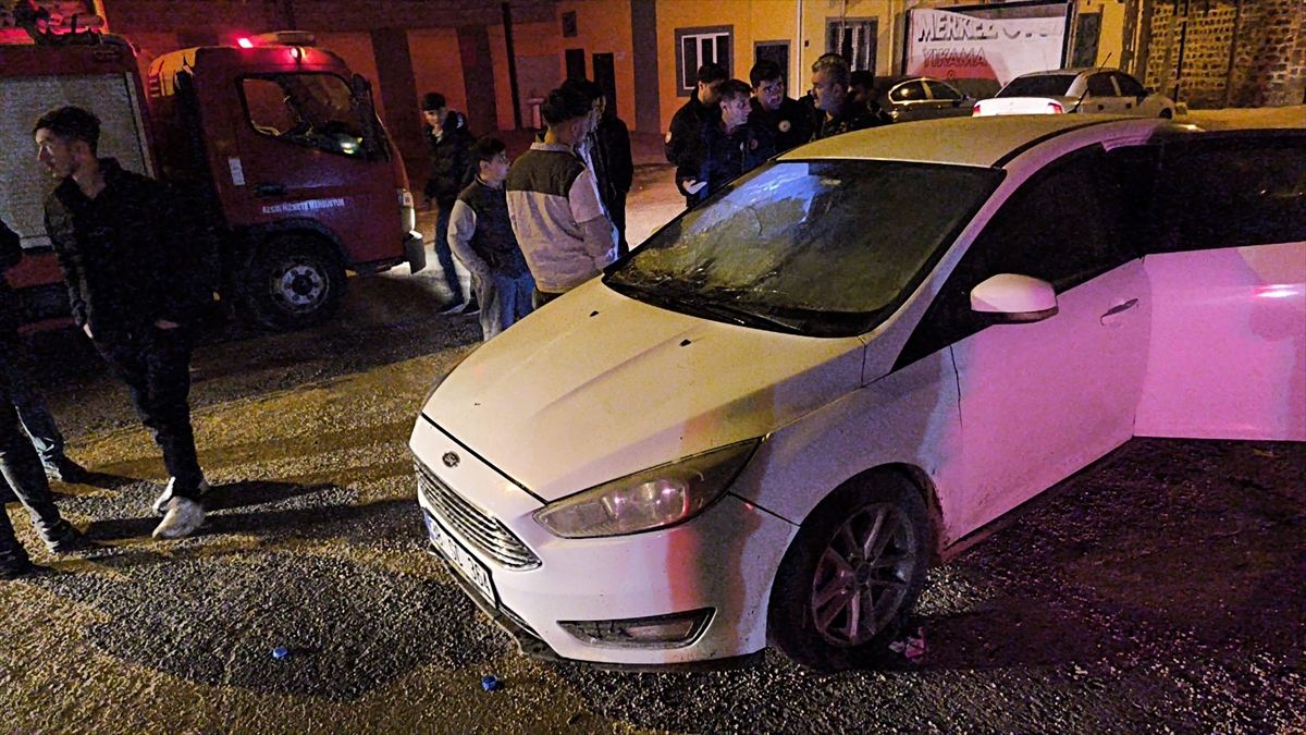 Şanlıurfa’da park halindeyken yanan otomobilde hasar oluştu