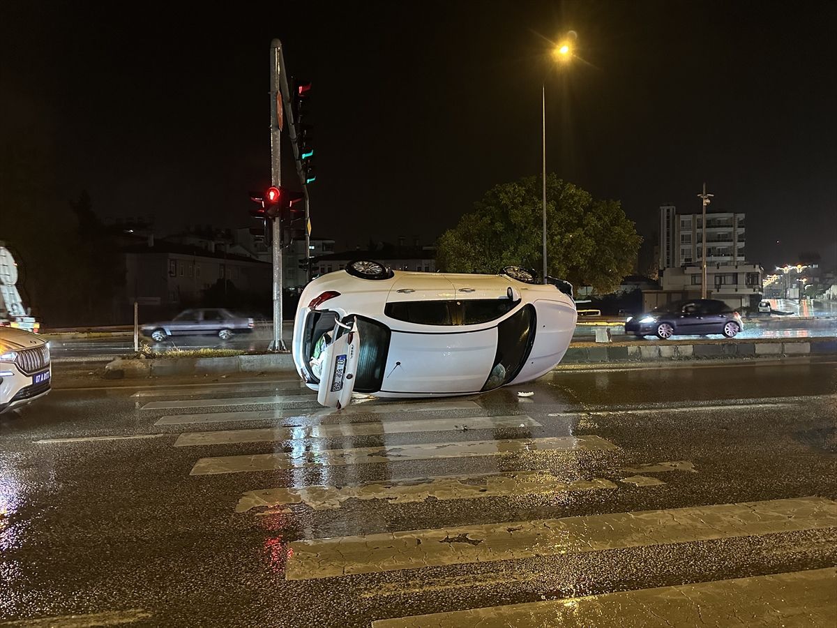 Serik’te kontrolden çıkan otomobil devrildi