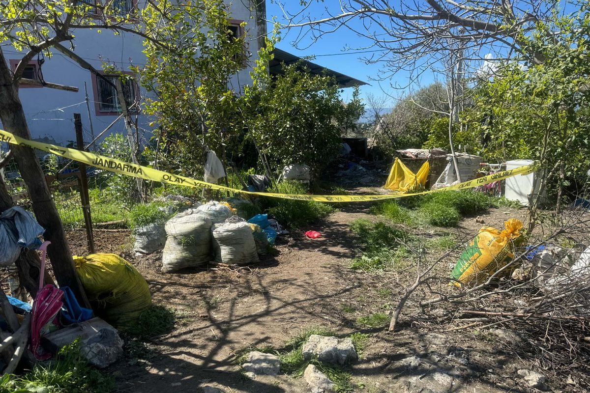 Eve giden komşular korkunç manzarayla karşılaştı! Biri mutfakta, diğeri odada…