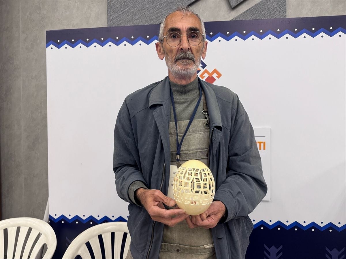 Televizyondan görerek başladığı yumurta kabuğu oyma sanatını Türkiye’ye tanıtıyor