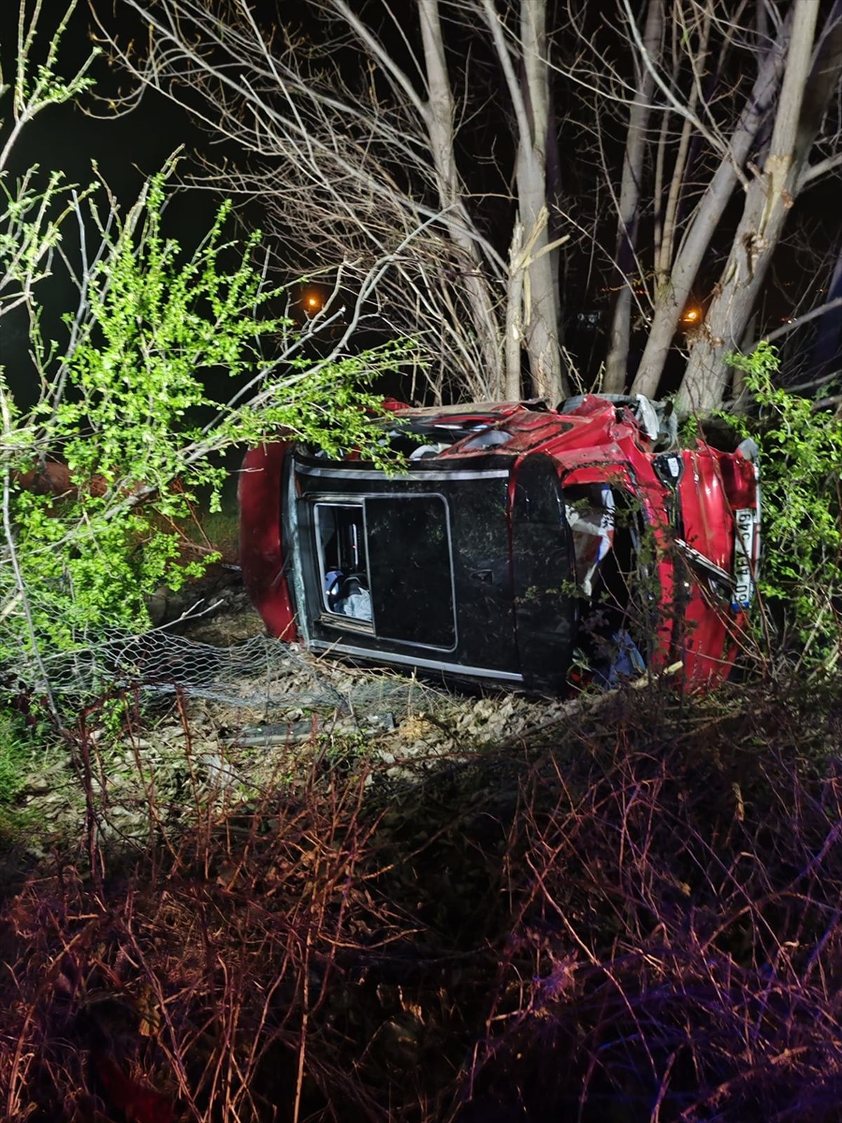 Tokat’ta devrilen otomobildeki 2 kardeş yaralandı
