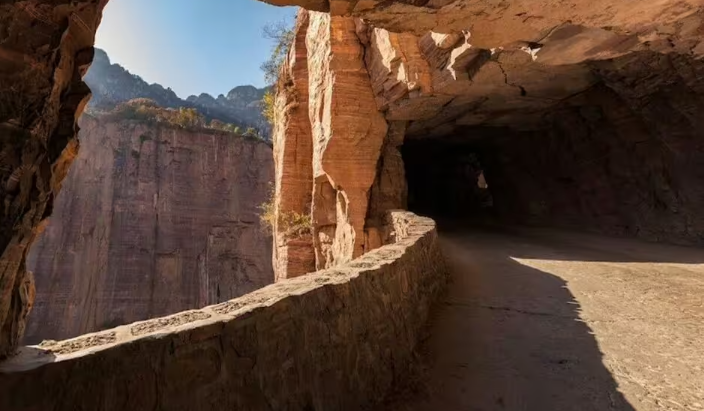 13 köylünün elleriyle yaptığı 1200 metrelik bu tünelde aşağı bakmak yürek istiyor: