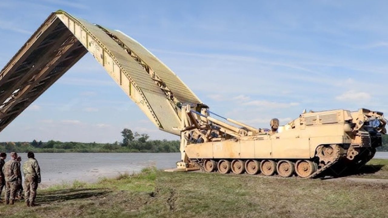 Köprü taşıyan tank meydanlara iniyor! Hendekleri basamak gibi geçiyor