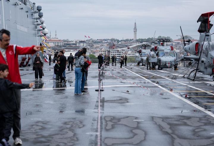 TCG Anadolu’ya vatandaşlardan yoğun ilgi