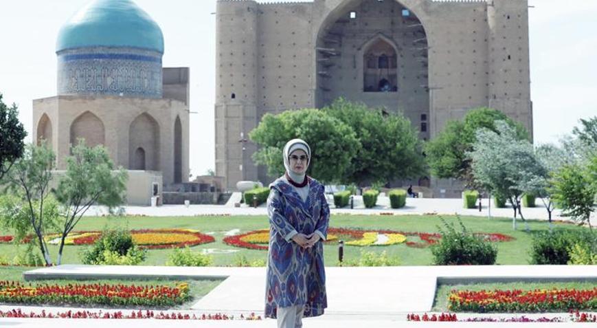 Emine Erdoğan, Türkistan’da Hoca Ahmet Yesevi Türbesi’ni ziyaret etti