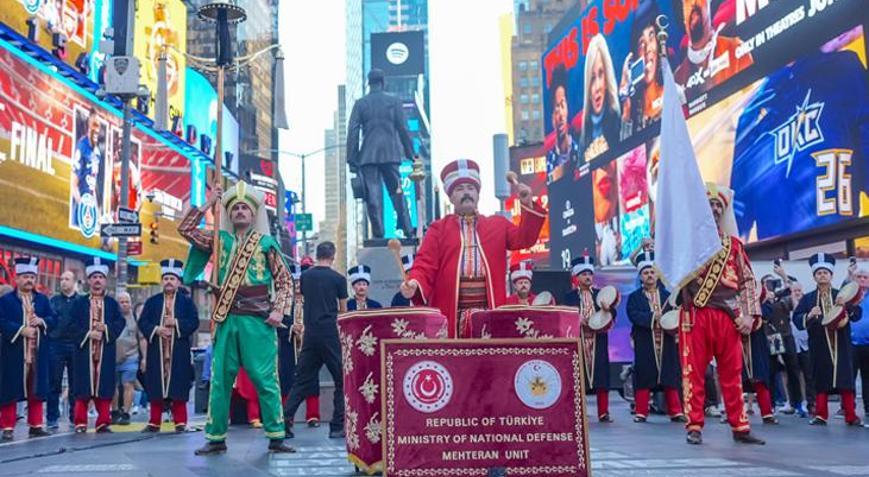 Tarihi görüntüler! New York’un göbeğinde Mehteran rüzgarı esti!
