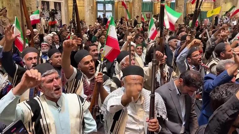İran’da silahlı aşiret üyeleri sokaklarda