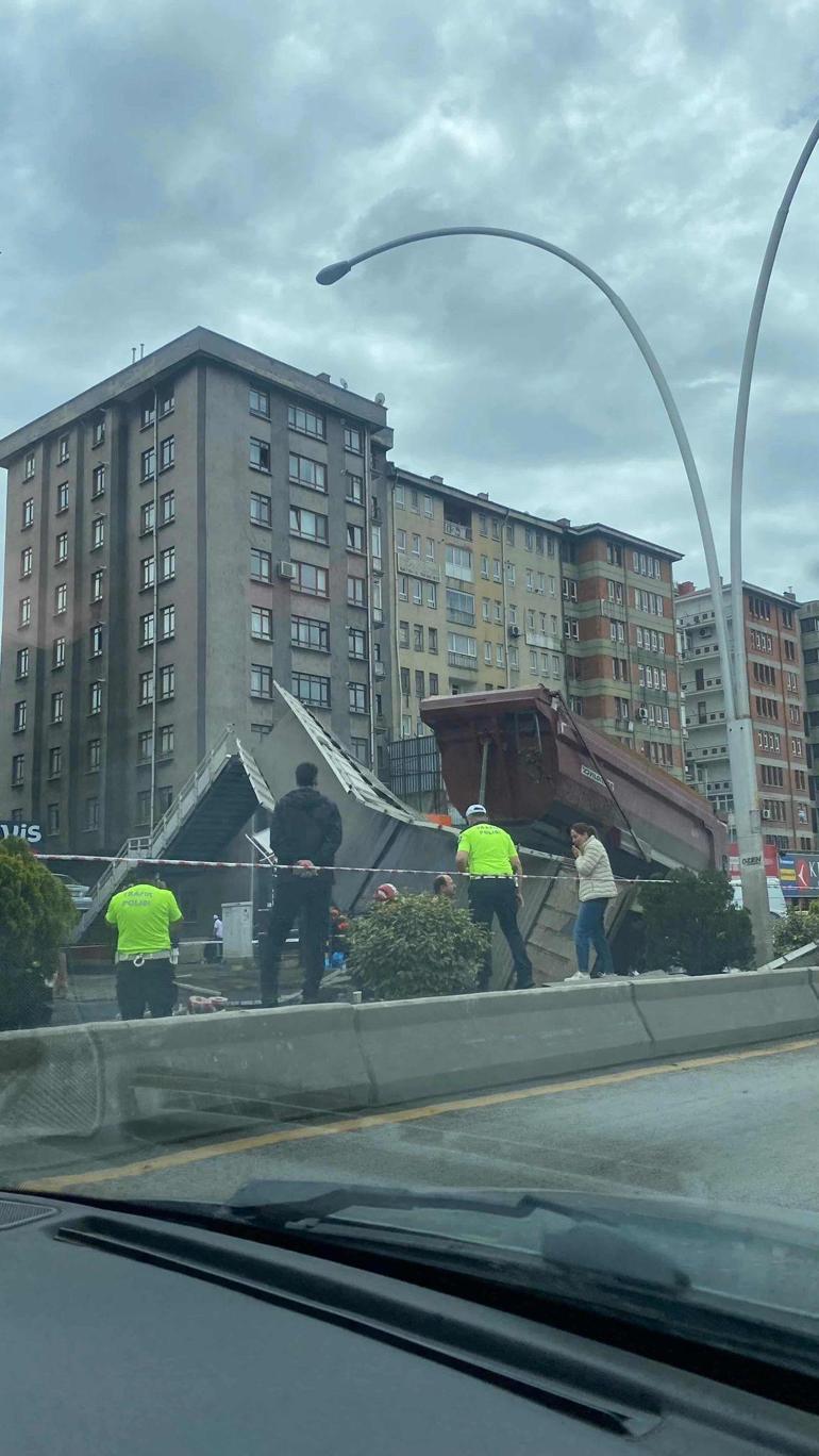 Kamyonun çarptığı üst geçit yıkıldı: 3 yaralı