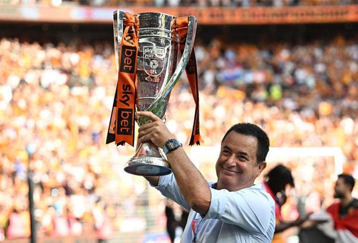 Acun Ilıcalı, Wembley’de Türk bayrağı açıp kupayı kaldırdı
