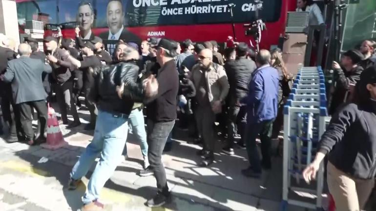 SON DAKİKA Polis CHP Genel Merkezinden ayrılan Özgür Özel TBMMye yürüyor... CHPlİ Başarırdan CNN Türke müdahale