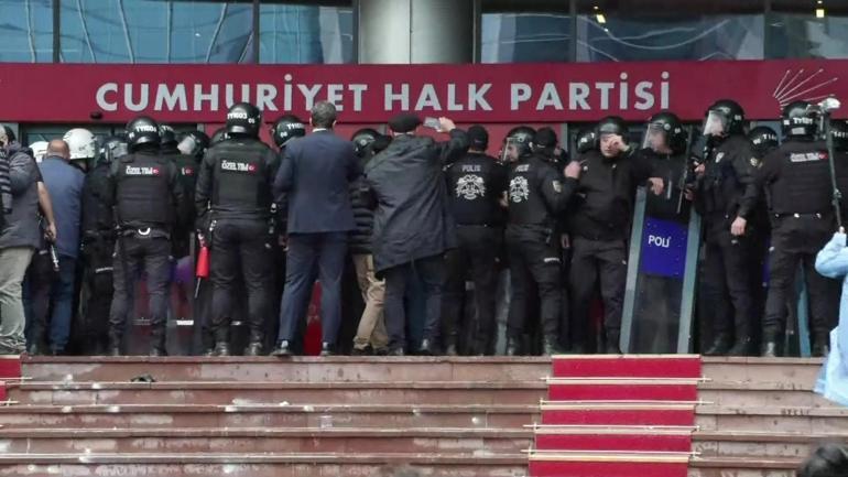 SON DAKİKA CHP Genel Merkezinden ayrılan Özgür Özel, Meclisin önünde... CHPli Başarırdan CNN Türke müdahale