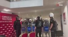 CHP Genel Merkezi’nde deterjanlı barikat! Polis kapıyı kırıp içeri girdi