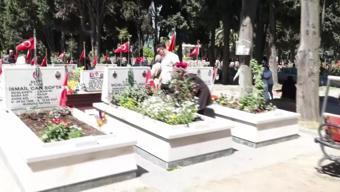 Şehit yakınları bayramda Edirnekapı Şehitliğinde