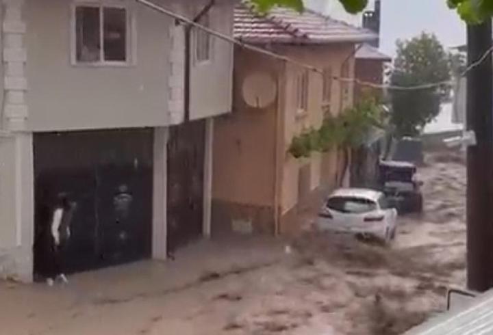 Bursa’da sağanak sele dönüştü! Evleri su bastı, çatı çöktü