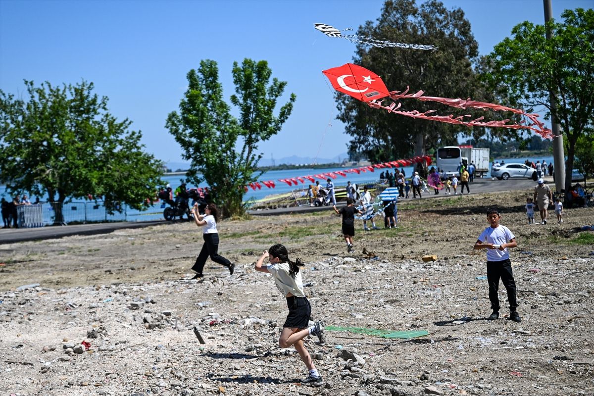Adana’da şenlikte buluşan aileler ve çocukları uçurtmalarını alıp gökyüzünü renklendirdiler