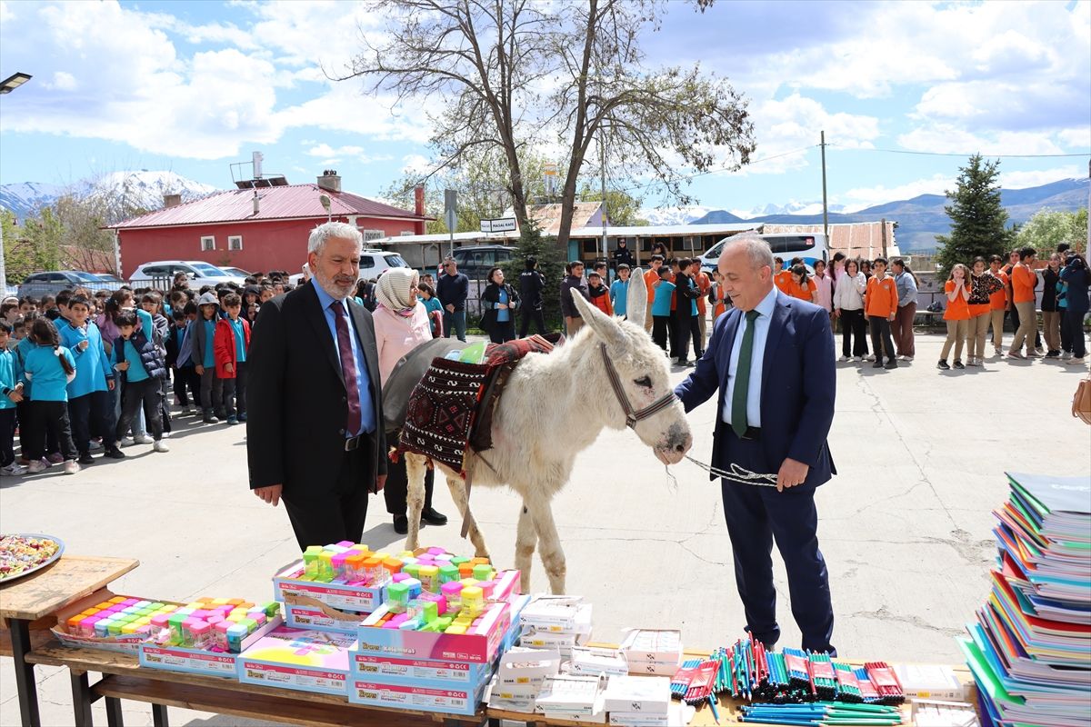 Almanya’dan Erzincan’a gelen gurbetçi, eşek sırtındaki kitap ve kırtasiye malzemelerini öğrencilere dağıttı