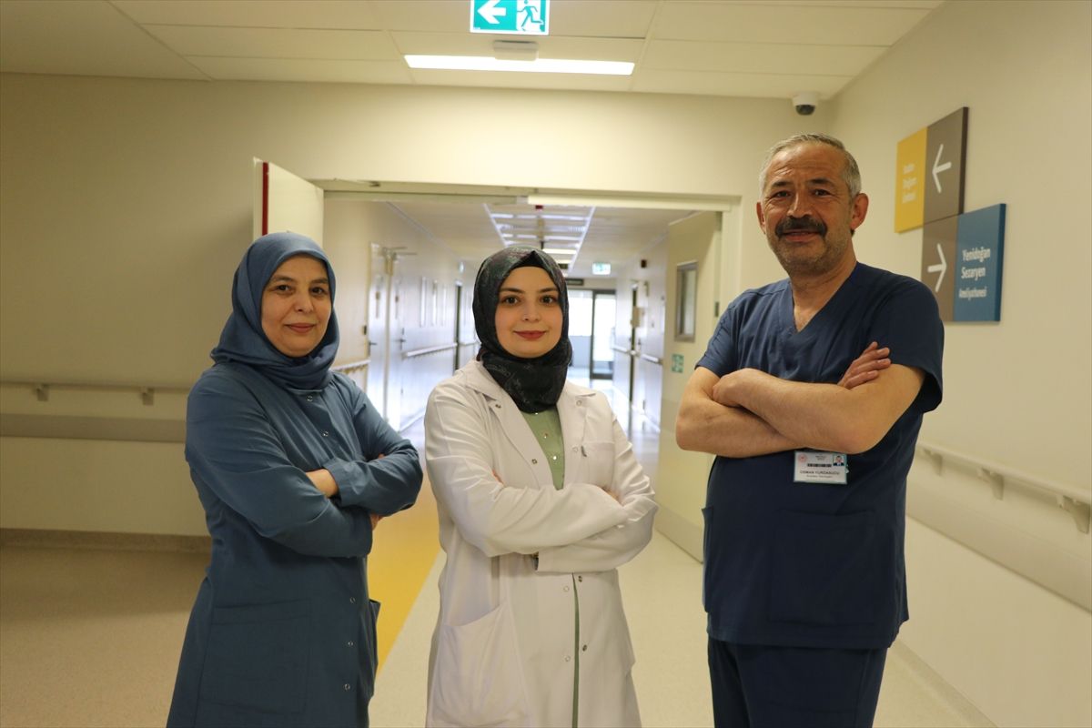 Anne, baba ve kızları aynı hastanede omuz omuza mesai yapıyor