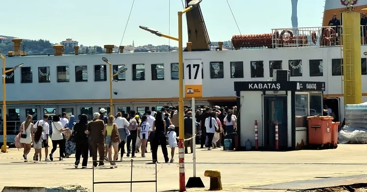 Adalar’a gitmek isteyenler Kabataş İskelesi’nde yoğunluk oluşturdu