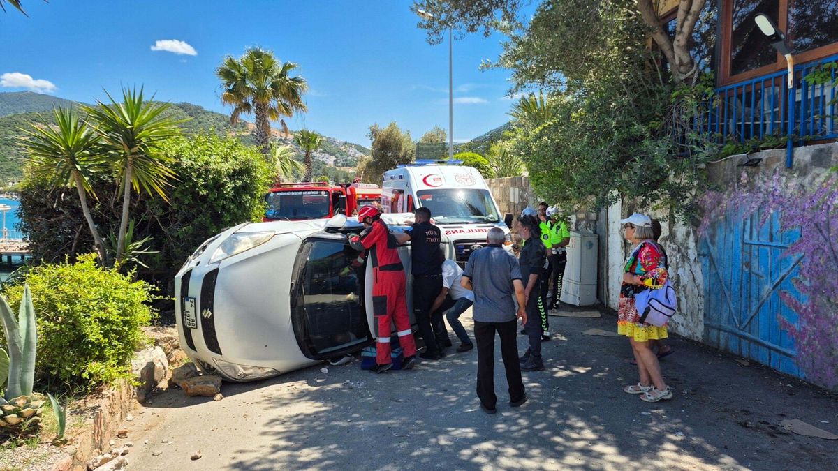 Bodrum’da Yol Kenarındaki Bordürlere Çarpan Otomobil Devrildi: Sürücü Yaralandı