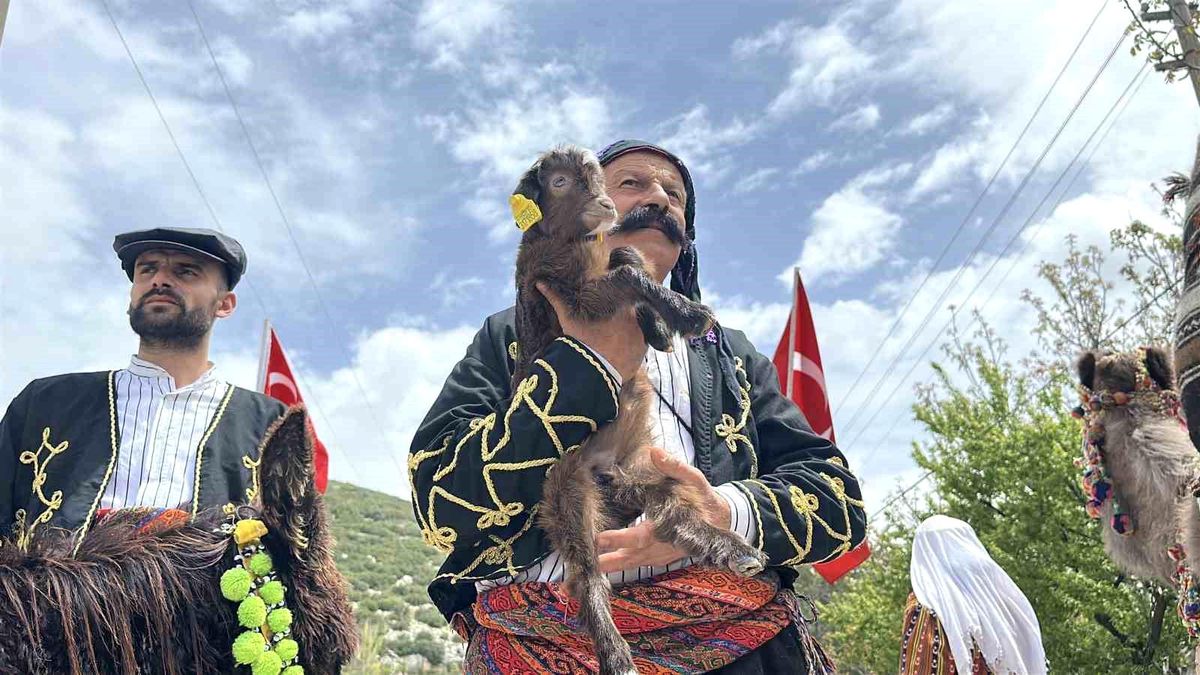 Burdur’da temsili Yörük Göçü, renkli görüntülere sahne oldu
