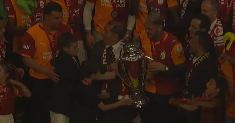 CANLI | Galatasaray şampiyonluk kutlamaları! Cimbom kupasına kavuştu…