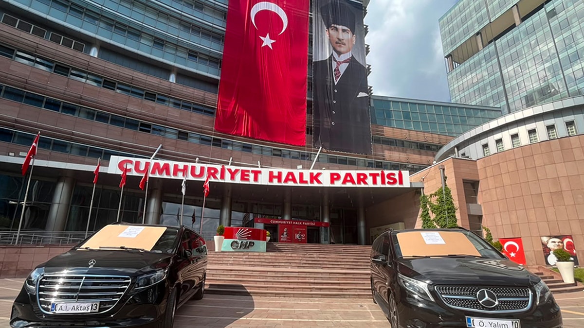 Kılıçdaroğlu araçları satışa çıkardı, Özgür Özel’den anında yanıt geldi