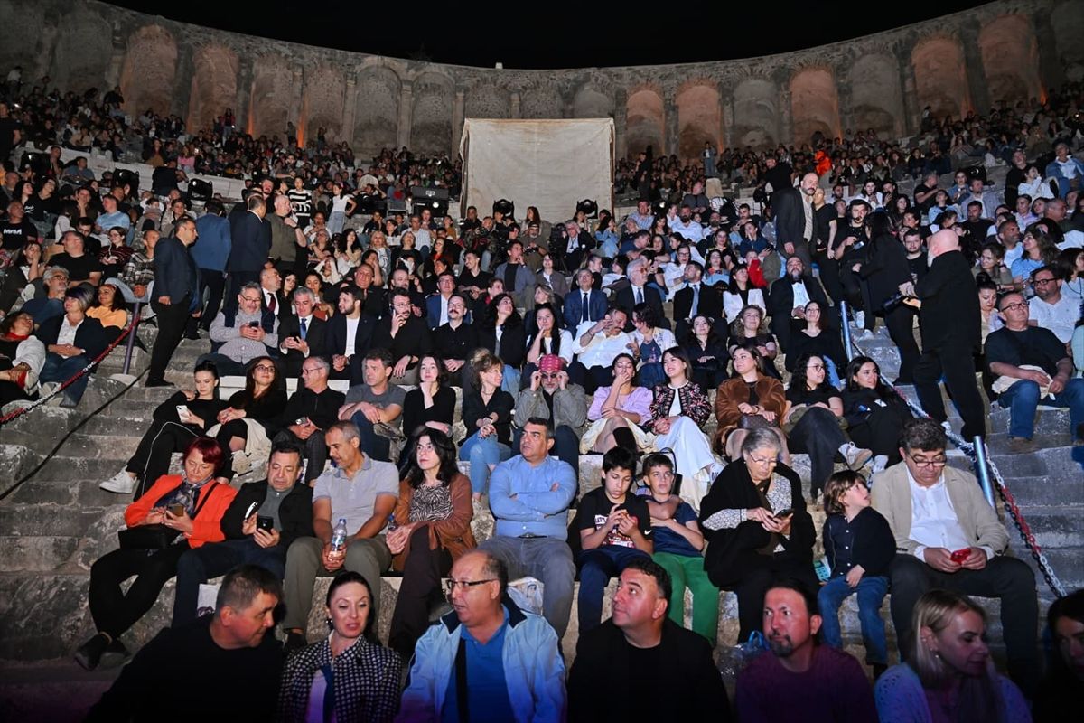 Devlet Tiyatroları Antalya 16. Uluslararası Tiyatro Festivali’nin açılış oyunu Taj Express sahnelendi