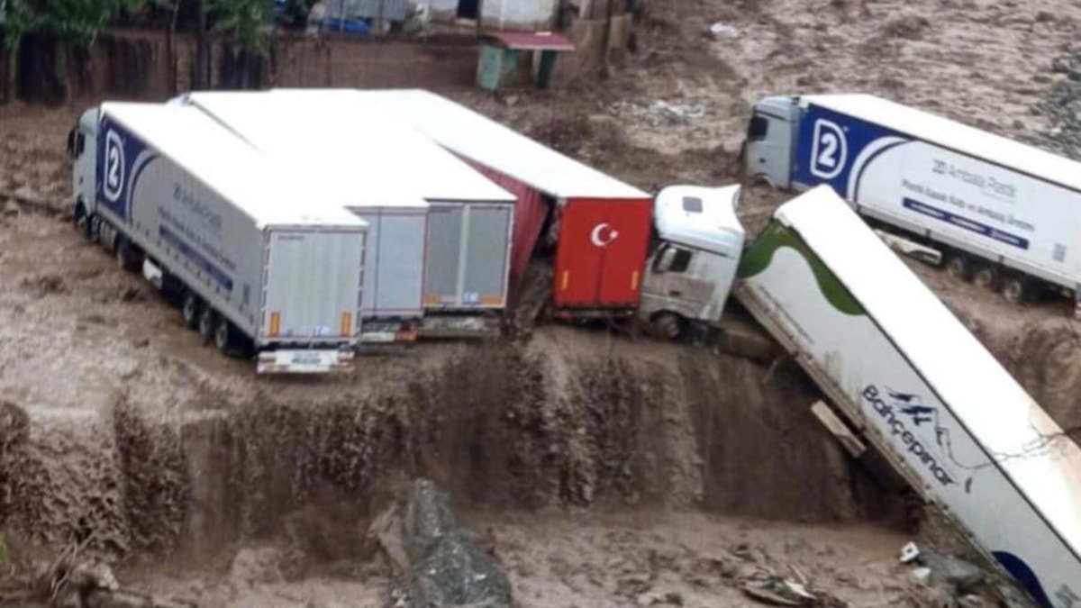 Heyelan geldi TIR’ları böyle sürükledi