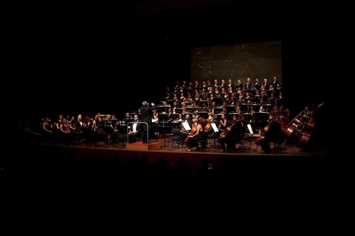 Mersin’de “Carmina Burana” sahne kantatı sanatseverlerle buluştu