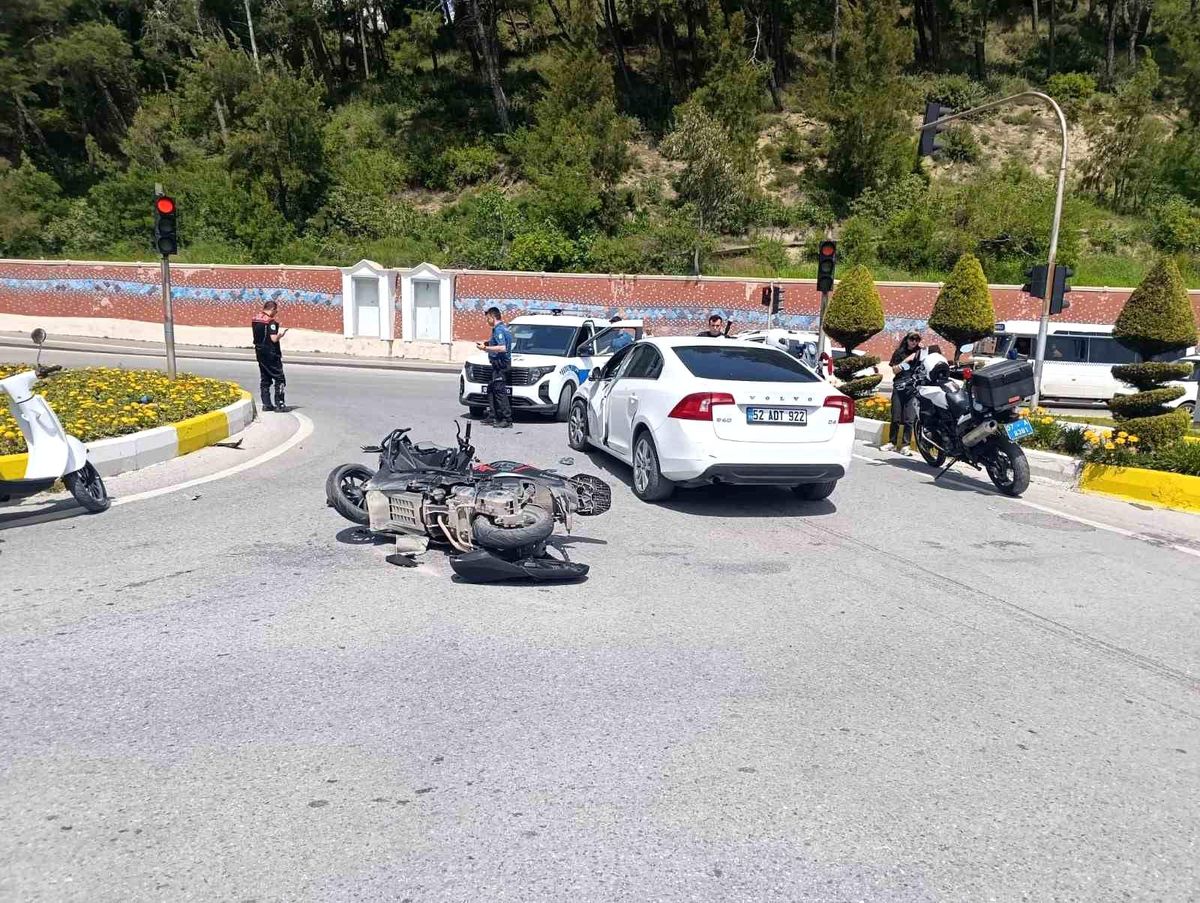 Motosiklet ile otomobil çarpıştı, 2 genç yaralandı