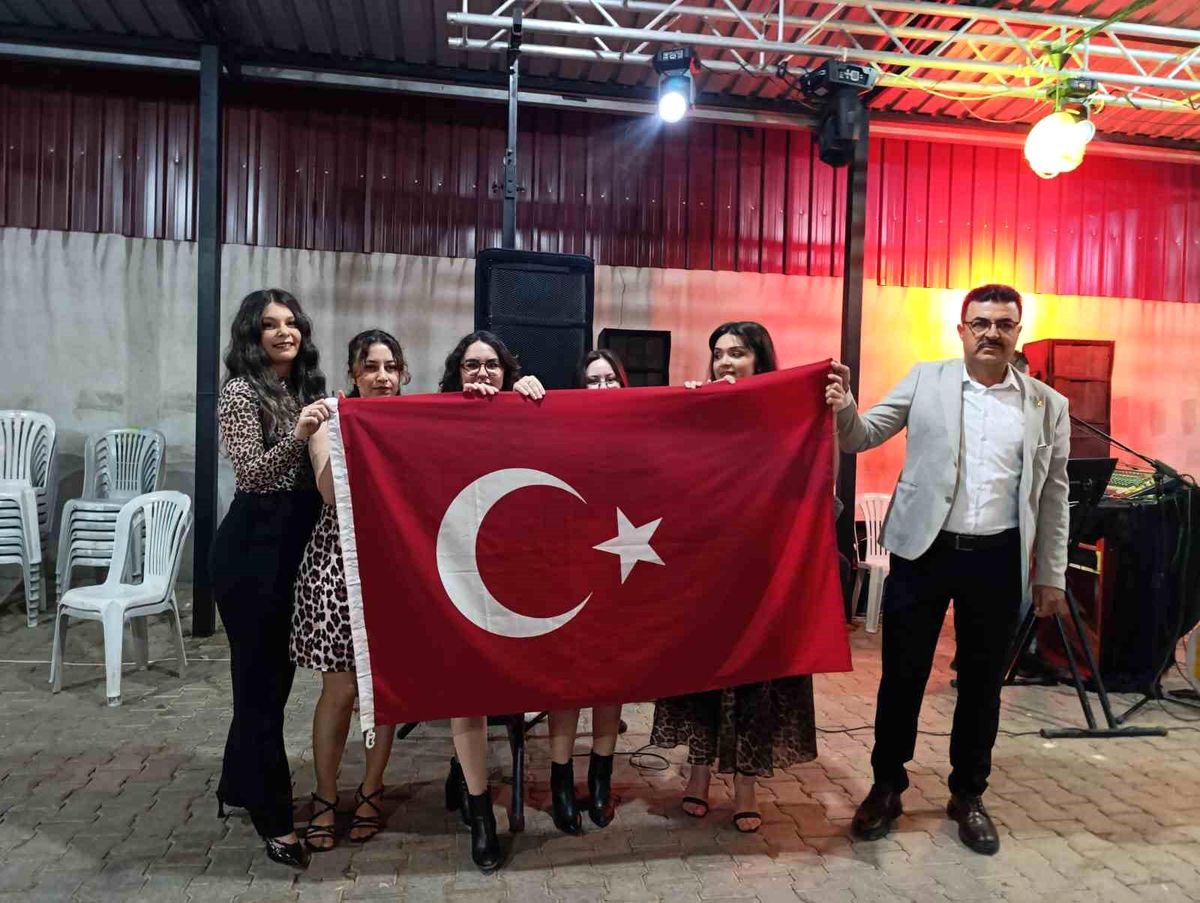 Muhtardan Anneler Günü’ne özel leopar gecesi