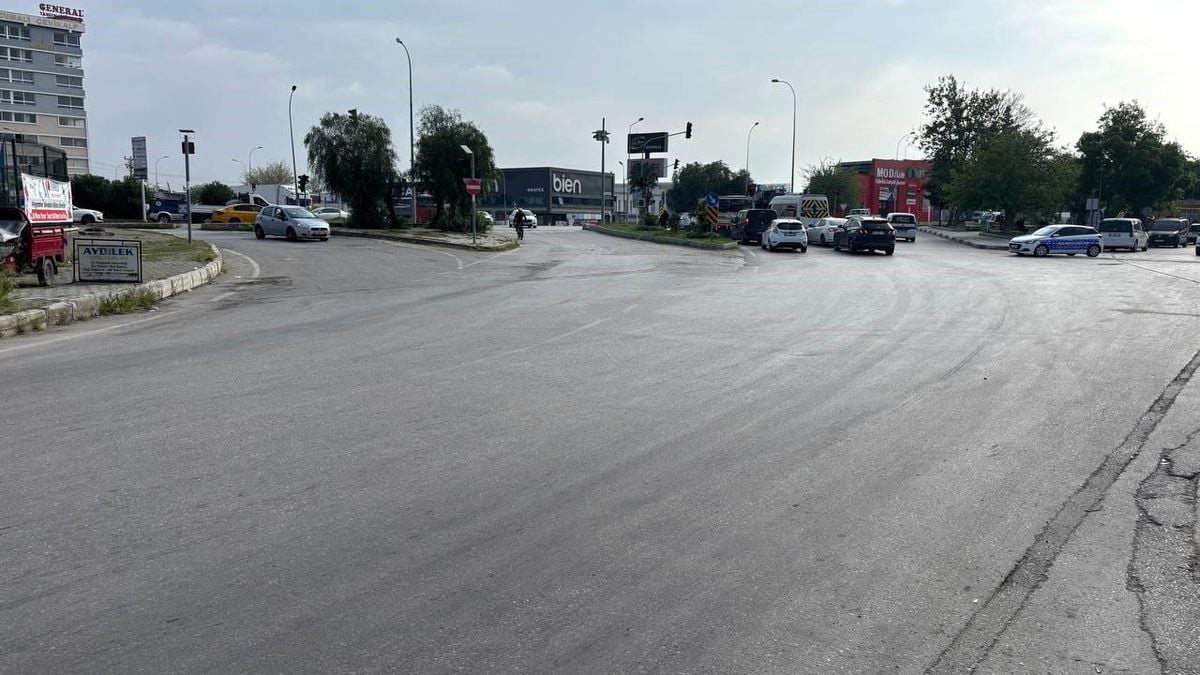 Otomobil çarptı, elektrikli bisiklet ikiye bölündü: Sürücü havada takla attı