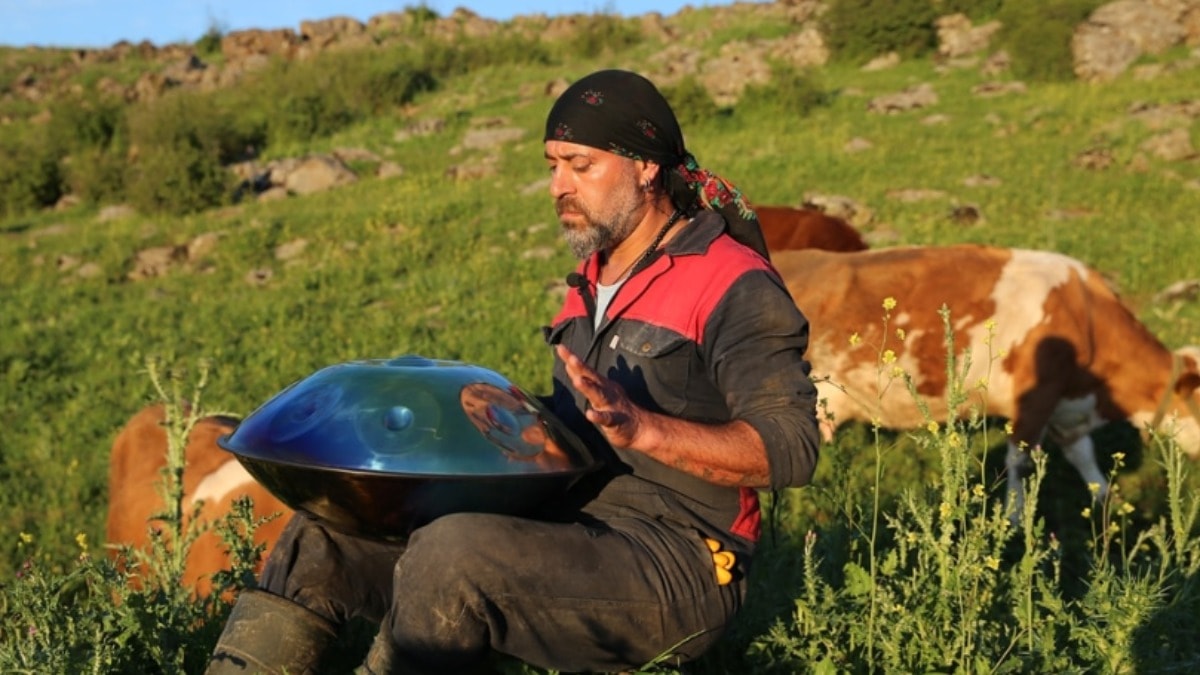 Rezidans hayatını bıraktı, köye döndü: Ünlü müzisyen artık çobanlık yapıyor